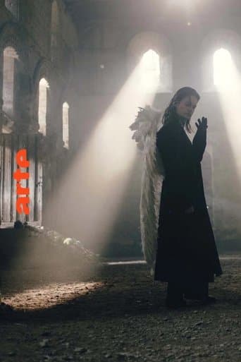 Christine and the Queens dans l'église Saint-Pierre de Thaon