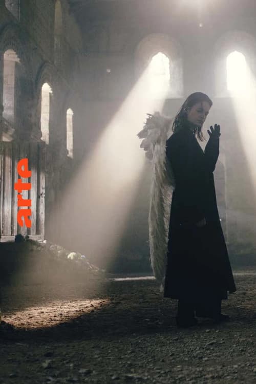 Christine and the Queens dans l'église Saint-Pierre de Thaon