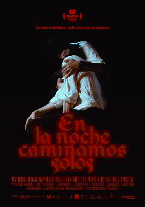En la noche caminamos solos